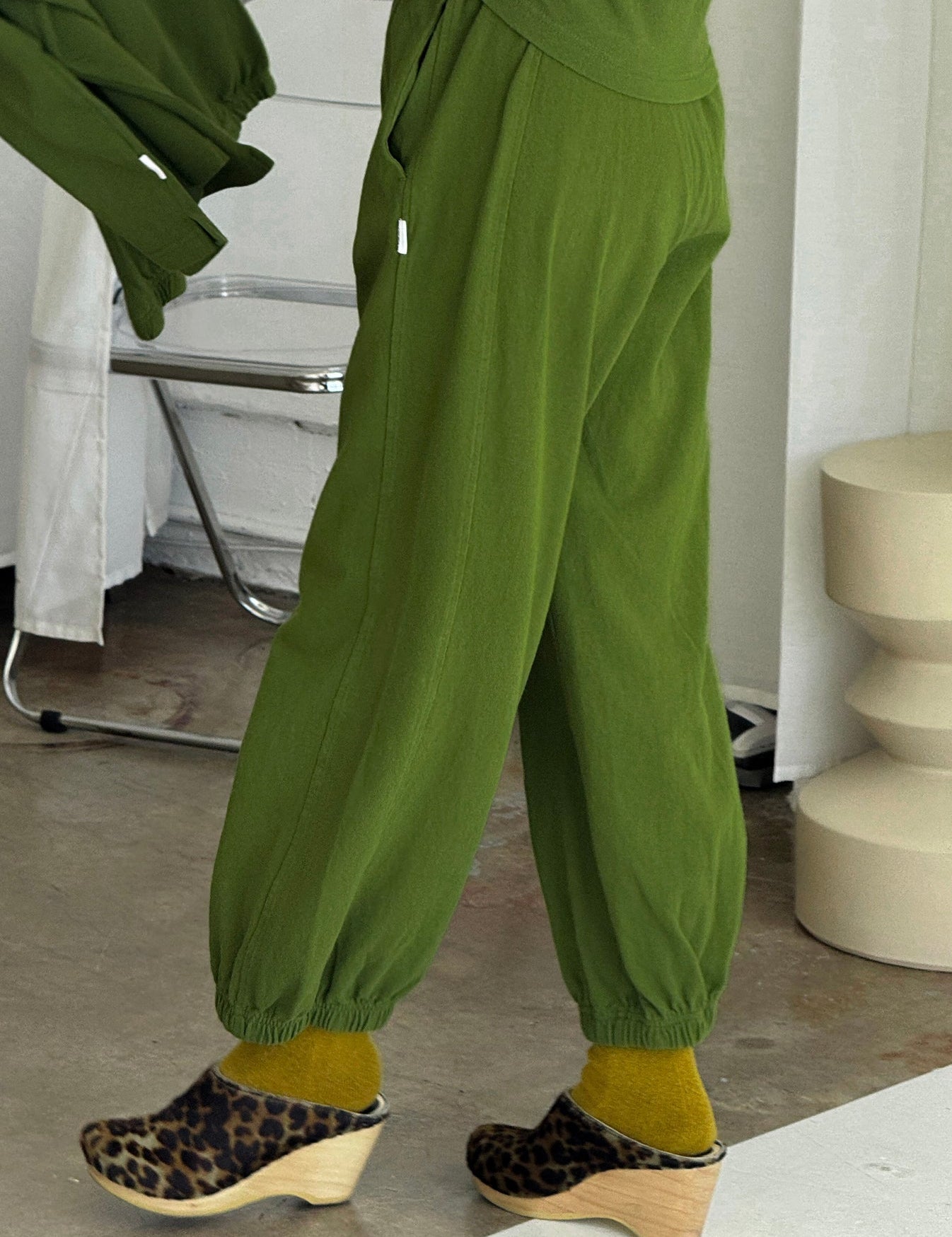 BalloonPants_CollardGreen_2_277e6c07-bd89-4061-b259-585788431379.jpg