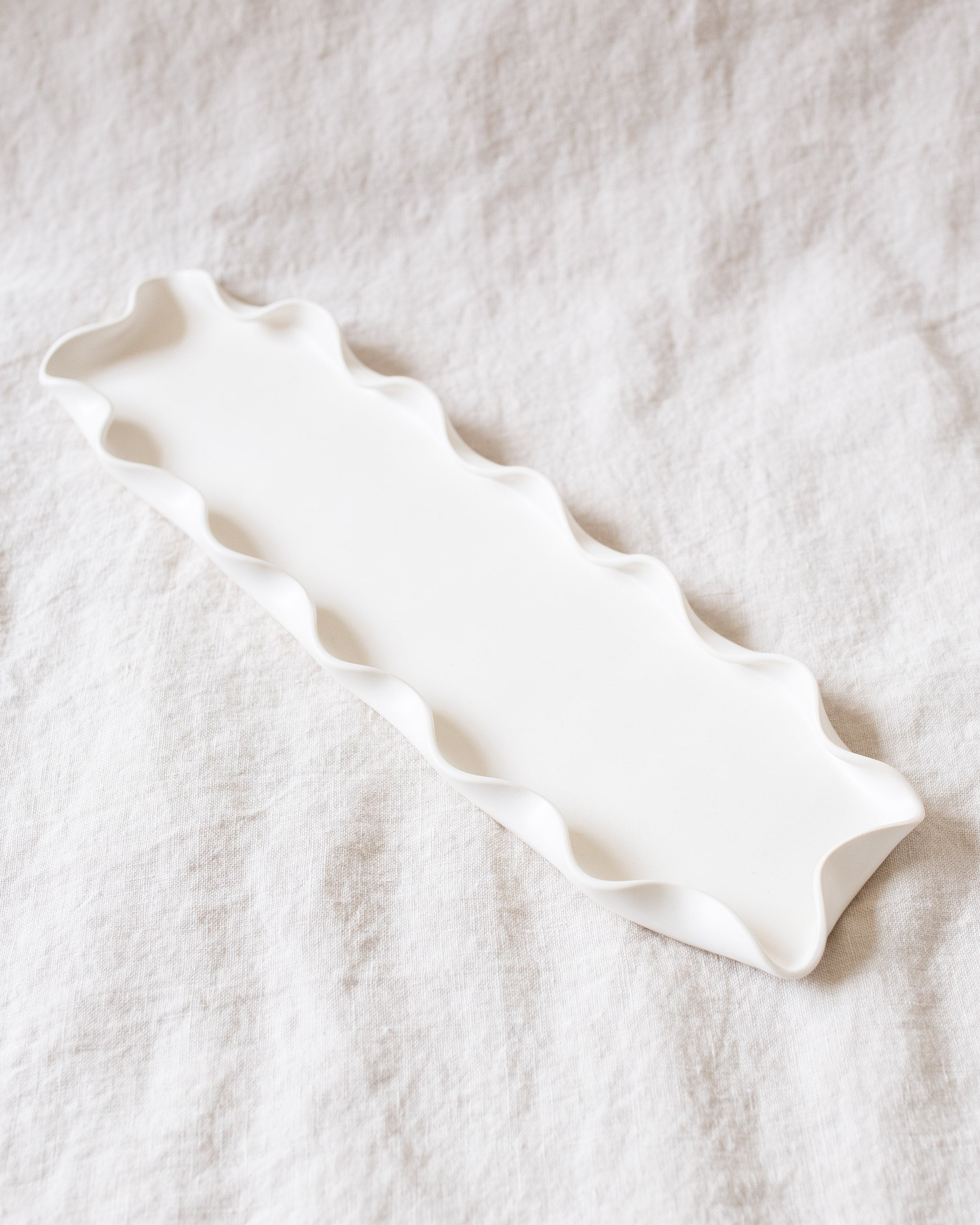 Long Wavy Dish - Satin White