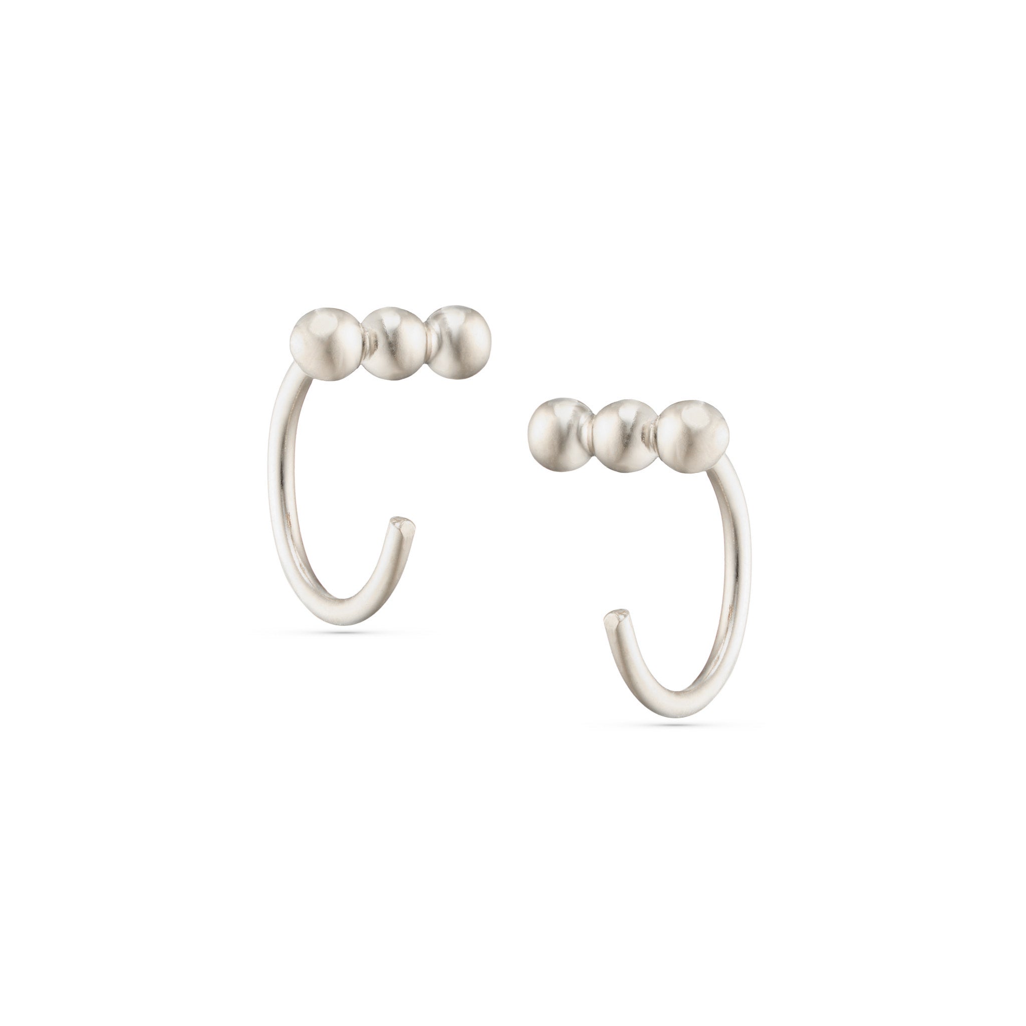 Troika_Hug_Studs_Silver_3853_2048px.jpg