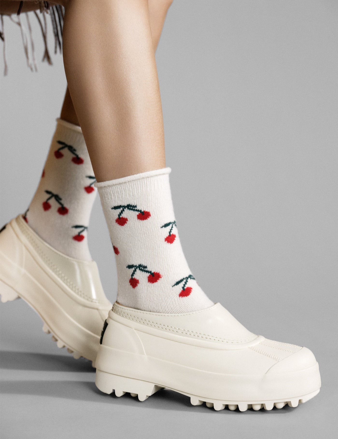 hfb_112603_cherry_bomb_cashmere_crew_ivory-2240_93145857-a598-4fe2-b013-c56ead21defb.jpg