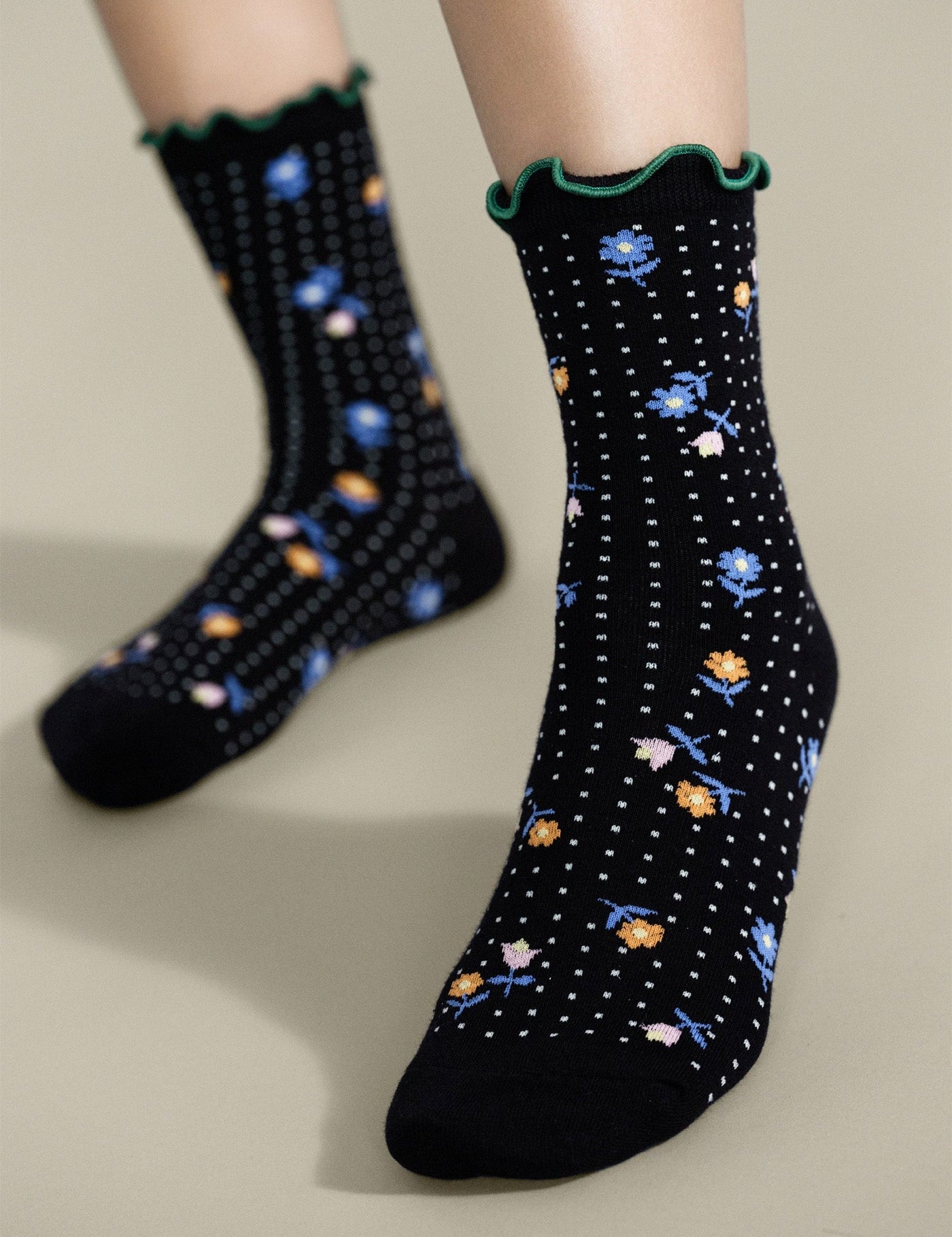 hfb_113027_dottie_floral_crew_black-4811_f04fe735-8be3-4293-a9e4-9f3103b2d64a.jpg