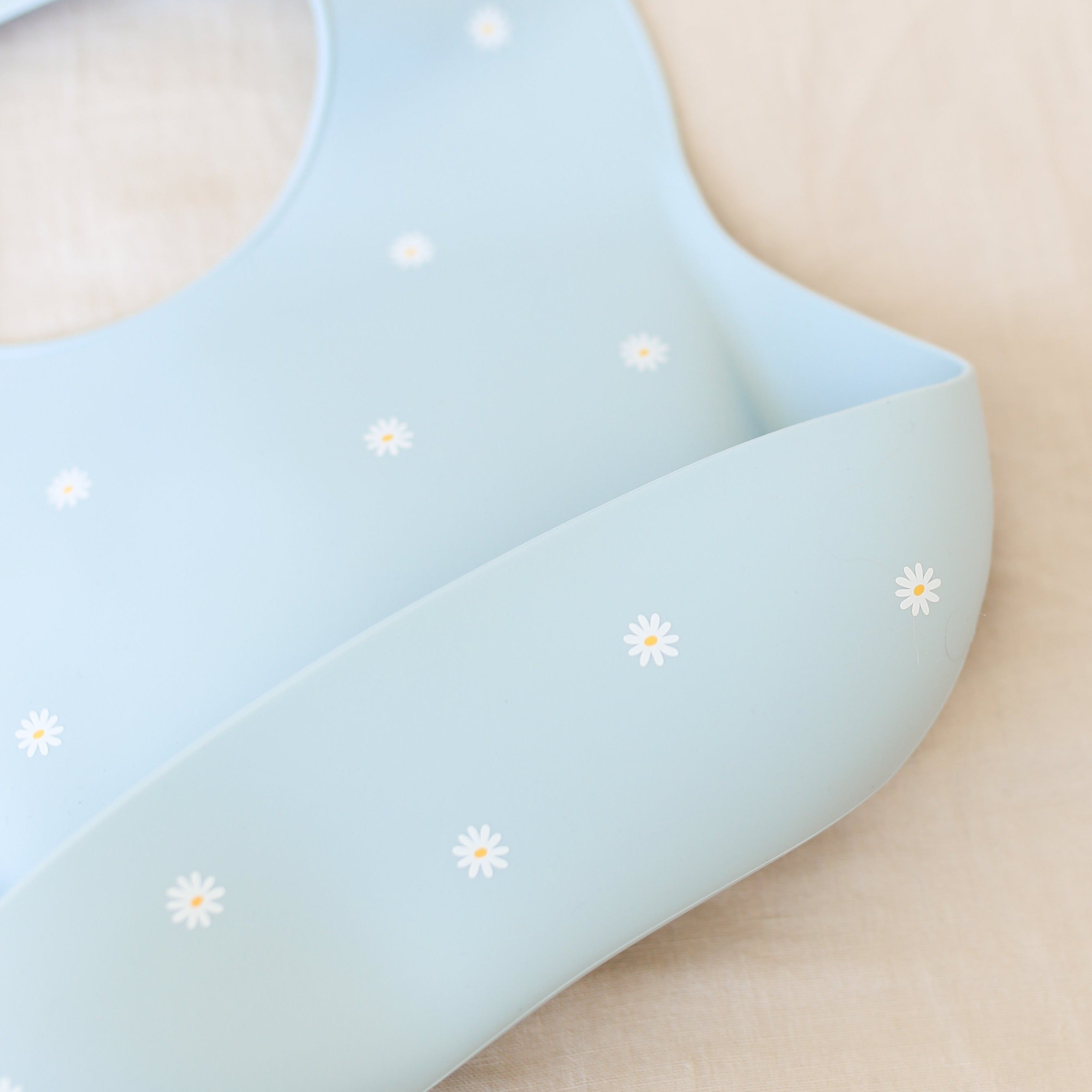 Mushie Silicone Baby Bib - White Daisy