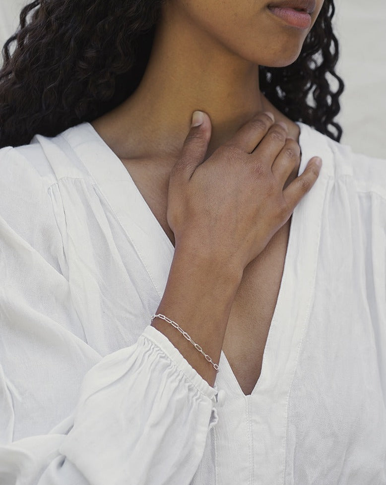 Solo_Bracelet_Silver2_800x_ac24a08f-eaa9-45e6-b2c9-2c75ff18ebe1.jpg